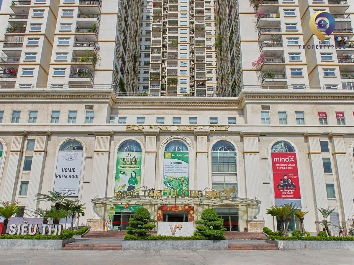 Mặt tiền khu vực sảnh ngoài tòa nhà Hòa Bình Green City.